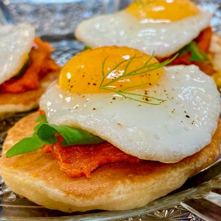 Blinis con sobrasada, huevo frito y miel con azafrán y jengibre