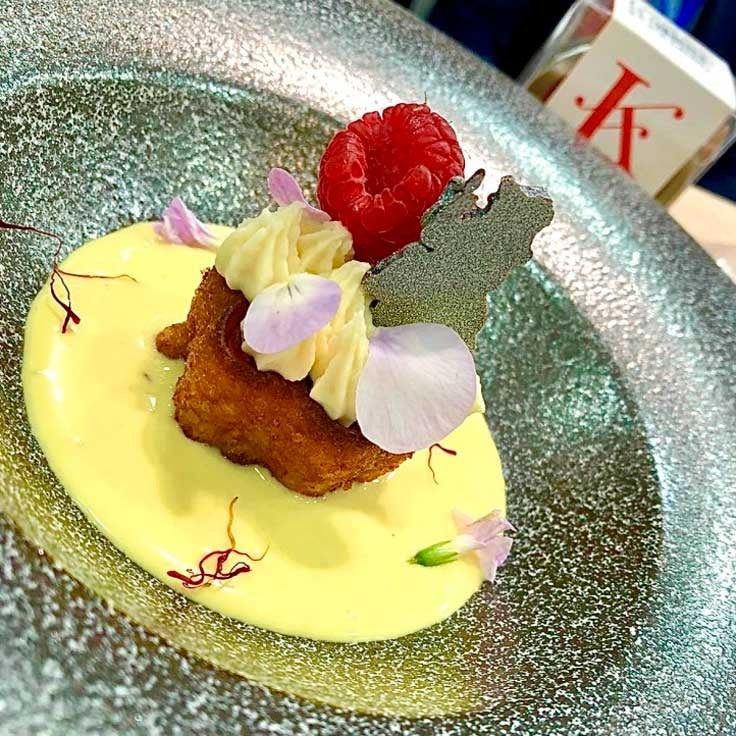Flor manchega con sopa de azafrán