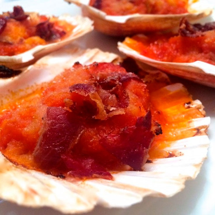 Vieiras gratinadas en salsa de tomate y azafrán