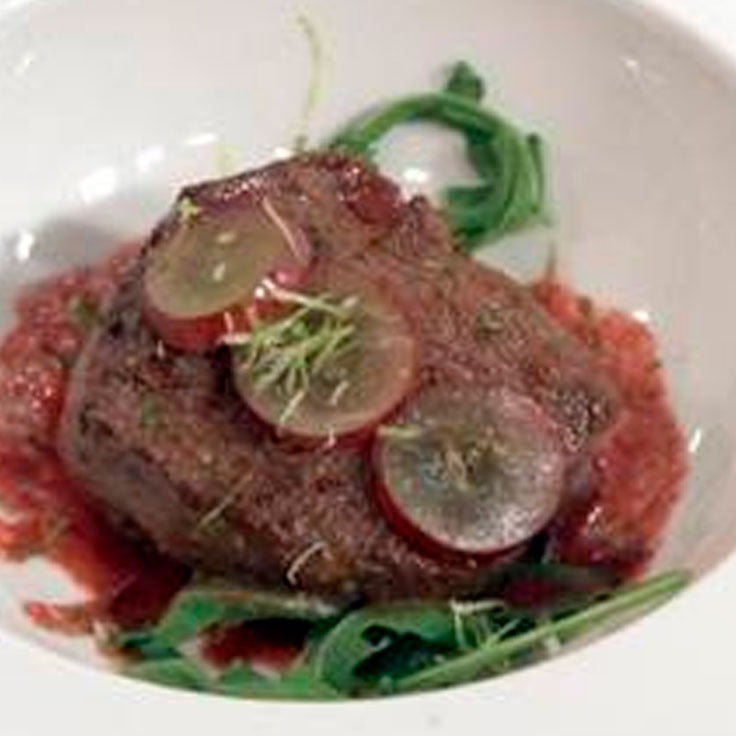 Lomo de ciervo en salsa de vino tinto y miel