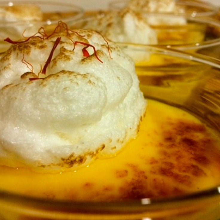 Natillas de azafrán con merengue