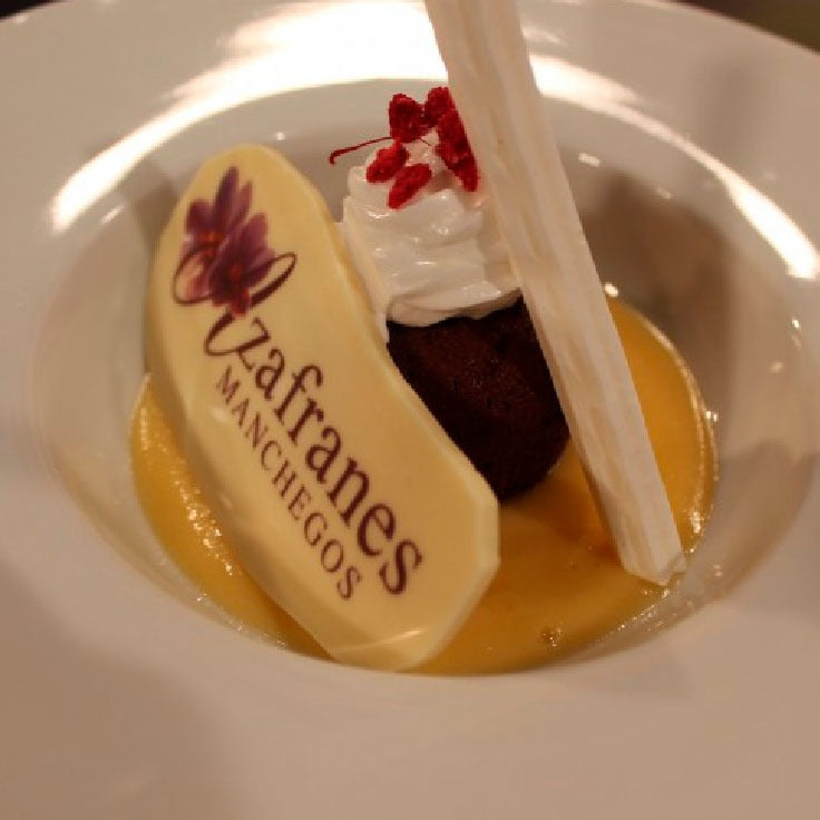 Crema inglesa de azafrán con coulant de chocolate y merengue