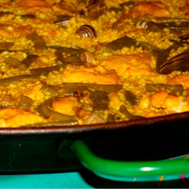 Paella de pollo y conejo