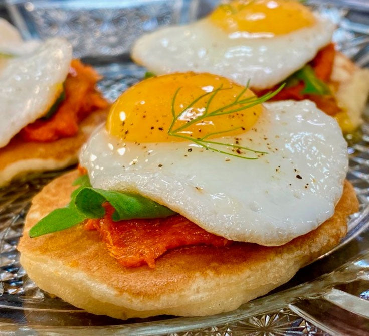 Blinis de sobrasada y miel con jengibre y azafrán