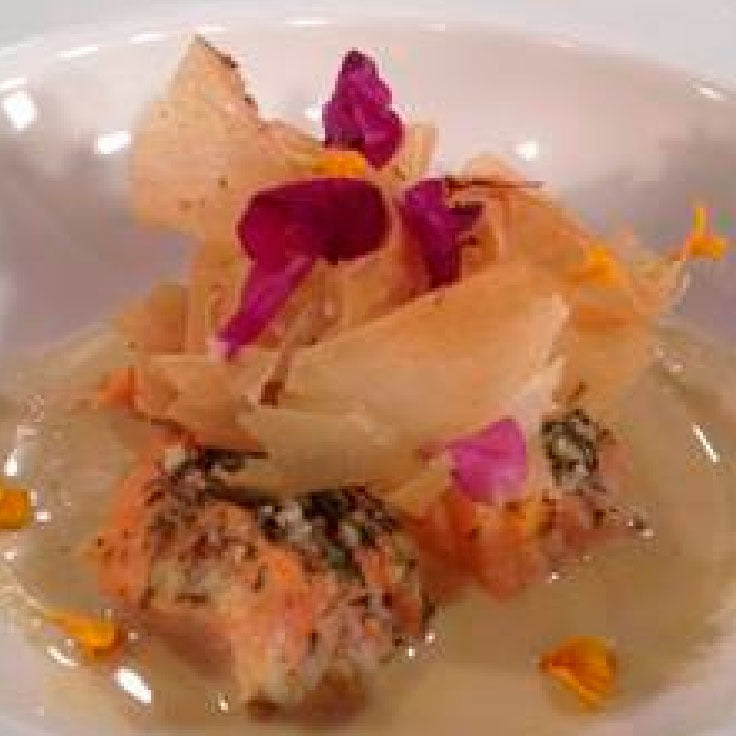 Salmón con crema de azafrán y almendras tostadas