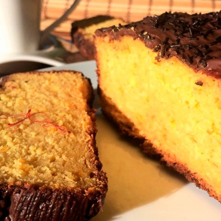 Bizcocho de naranja y azafrán con cobertura de chocolate